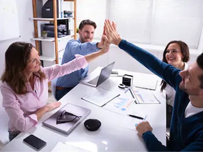 Minh họa nghĩa của từ engage